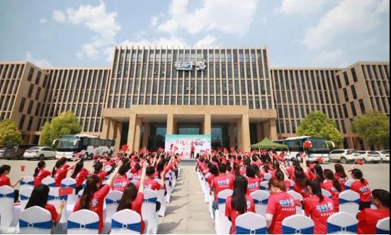 做白色的牛奶，創(chuàng)紅色的企業(yè)，花花牛乳業(yè)集團(tuán)青春歌會(huì)慶祝建黨100周年