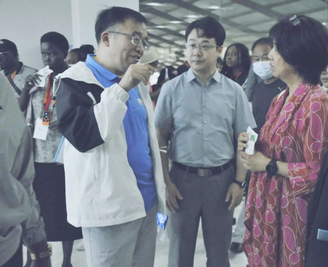 北京大學(xué)南南合作與發(fā)展學(xué)院教授、全球伙伴關(guān)系主任周詠梅一行蒞臨花花牛平輿瑞亞牧業(yè)參觀調(diào)研