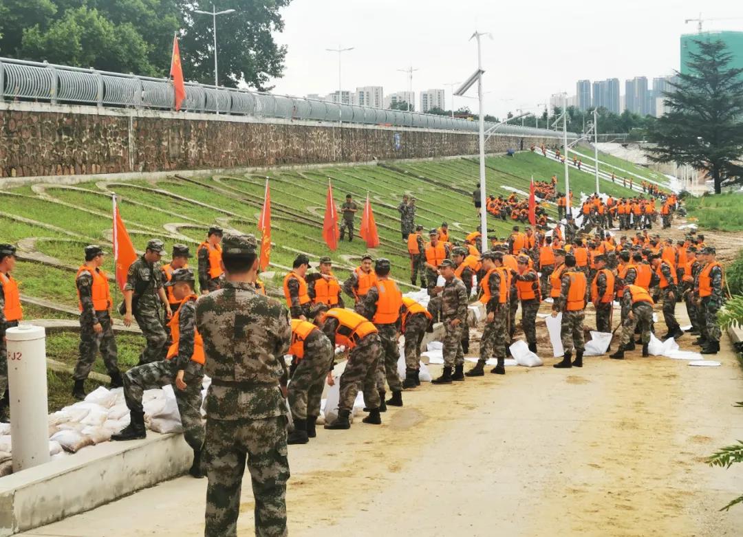 大雨無情人有情！花花牛乳業(yè)慰問常莊水庫抗洪搶險官兵