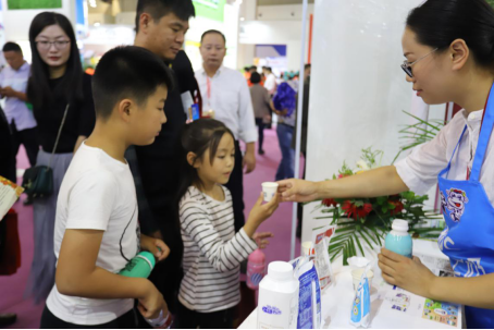 花花牛亮相第30屆中原畜牧業(yè)交易博覽會(huì)