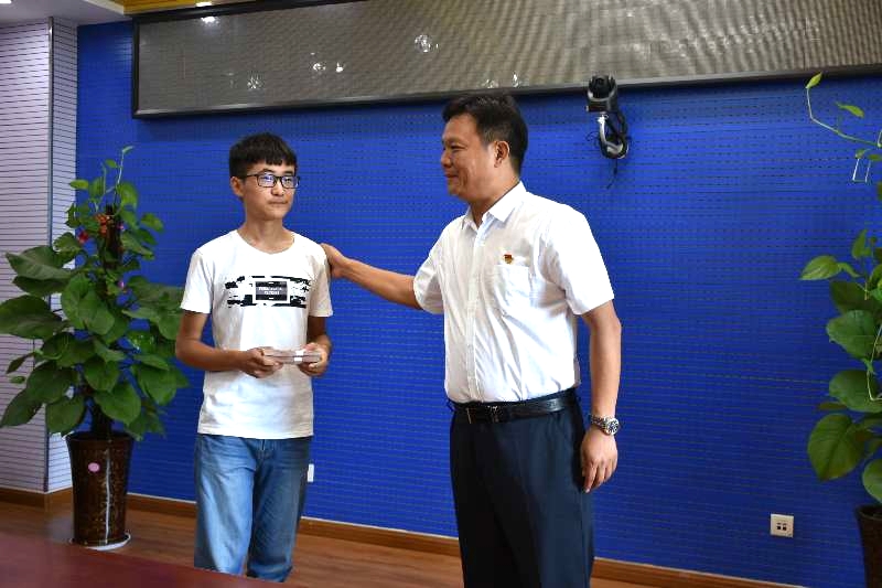 花花牛濟困解難，助力學子圓夢香江