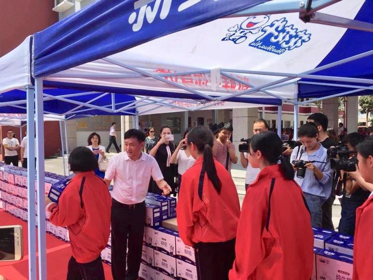 “健康中原，牛奶伴您行——花花牛乳業(yè)集團2018中國小康牛奶行動” 公益助學啟動儀式隆重舉行