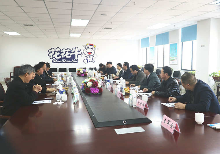 封丘縣縣長王獻(xiàn)臣一行蒞臨 花花牛集團(tuán)養(yǎng)殖、乳品事業(yè)部參觀調(diào)研