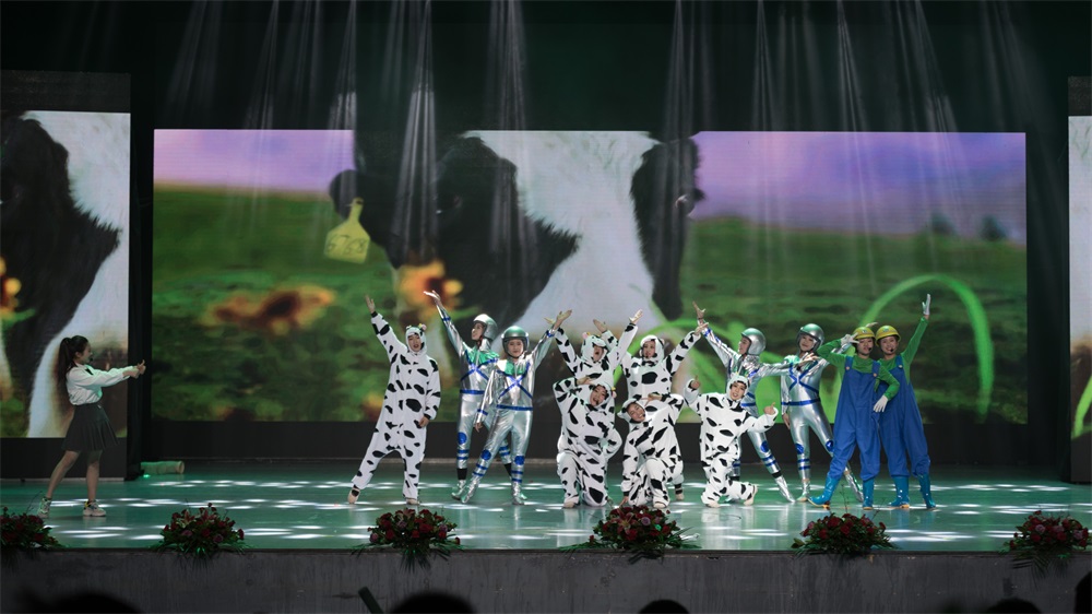 “不忘初心、聚力前行” 花花牛集團(tuán)2018迎新春聯(lián)歡會隆重舉行