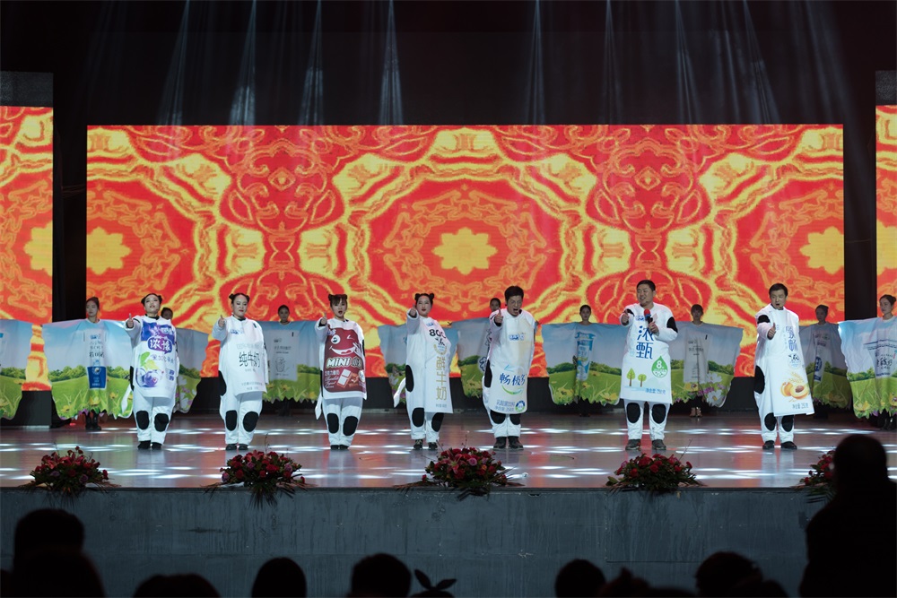 “不忘初心、聚力前行” 花花牛集團(tuán)2018迎新春聯(lián)歡會隆重舉行