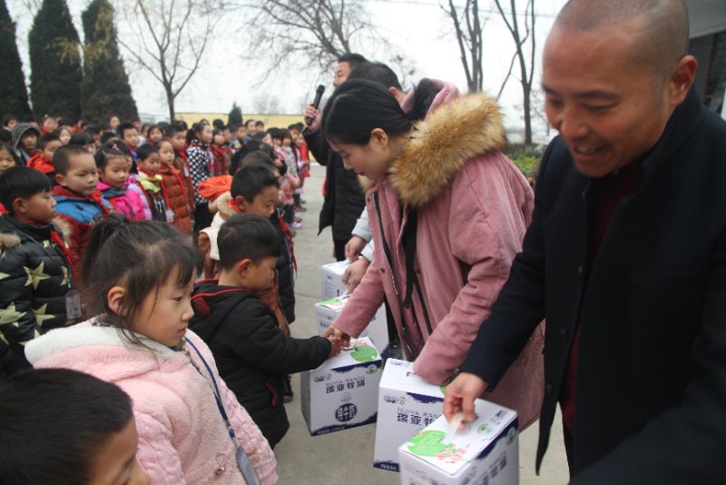 花花牛精準扶貧暖冬公益行走進登封市劉家溝