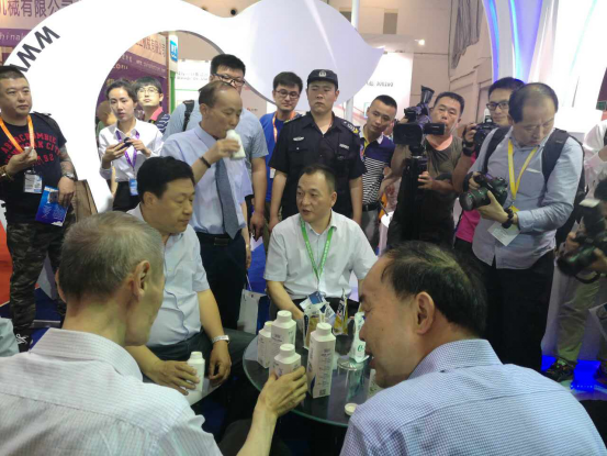 花花牛牛氣沖天！農(nóng)業(yè)部長品嘗“領暢”點贊，又獲國際奶業(yè)平臺青睞