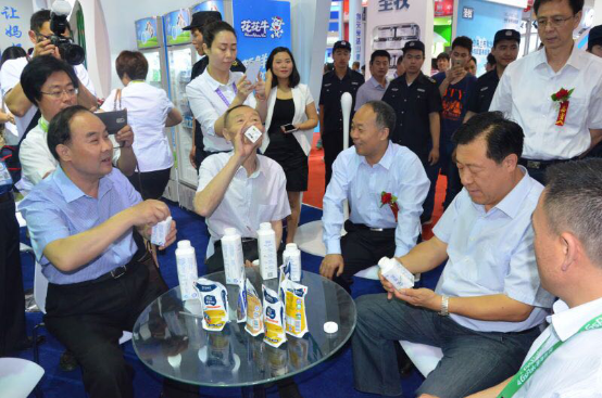 花花牛牛氣沖天！農(nóng)業(yè)部長品嘗“領暢”點贊，又獲國際奶業(yè)平臺青睞