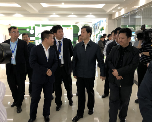 河南省委副書記、省長(zhǎng)陳潤(rùn)兒一行蒞臨 花花牛集團(tuán)魯山瑞亞牧業(yè)有限公司視察調(diào)研