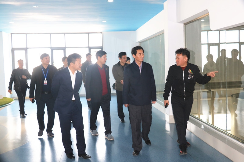 封丘縣縣長(zhǎng)王獻(xiàn)臣一行蒞臨花花牛集團(tuán)養(yǎng)殖、乳品事業(yè)部參觀調(diào)研